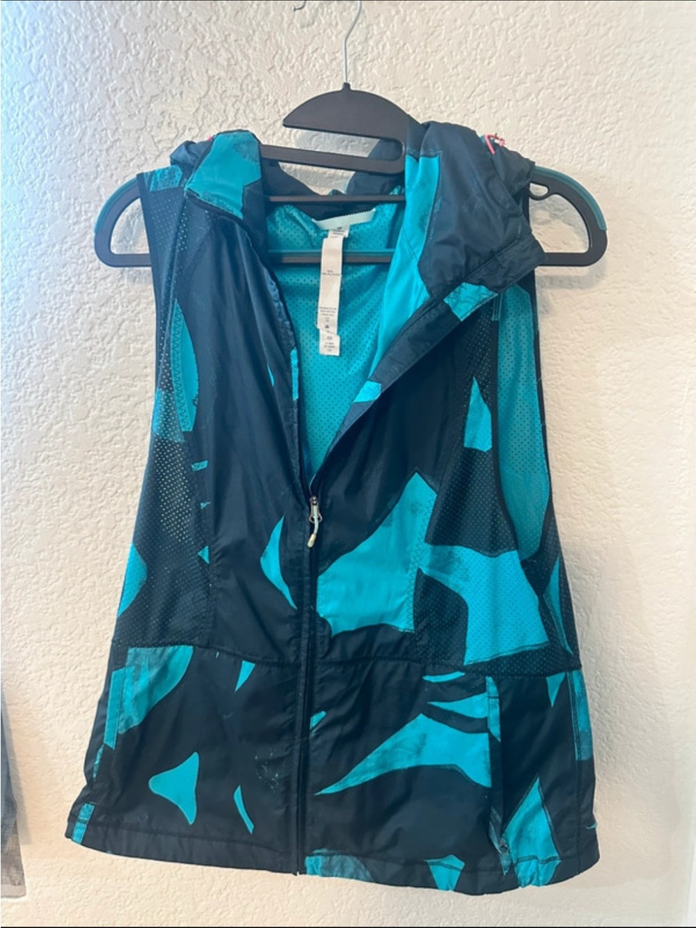 lululemon athletica Sleeveless Hooded Vest in Teal and Black